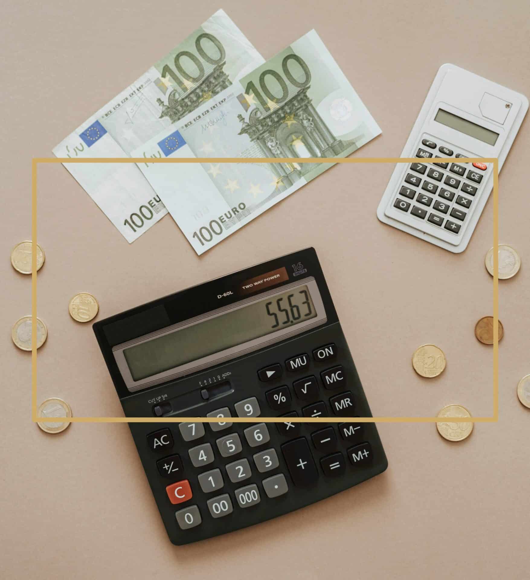 Taschenrechner und Geldscheine – Symbol für leichtfertige Steuerverkürzung und drohende Geldbuße nach § 378 AO